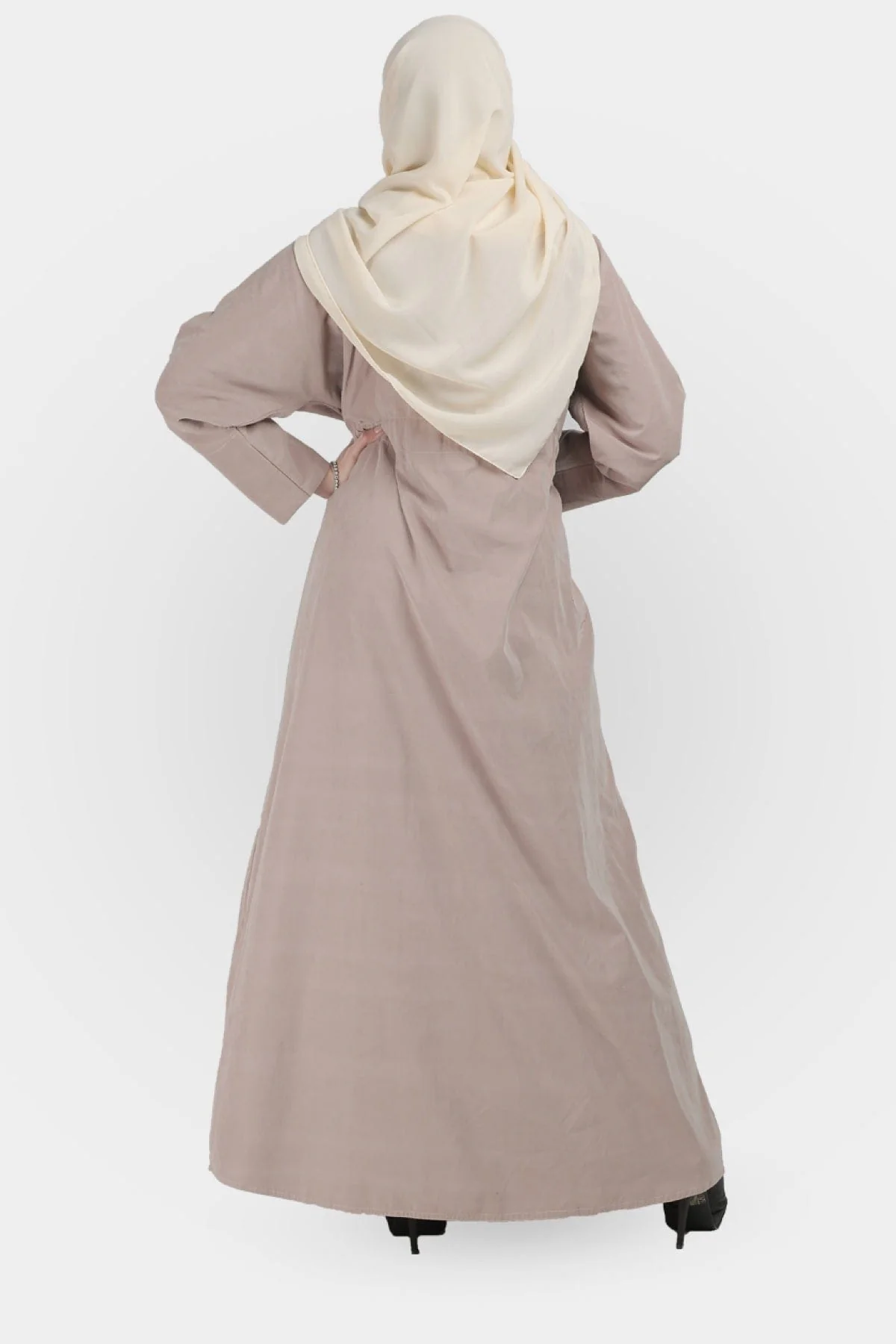 عباية بأزرار كلاسيكية للنساء من جلد الغزال مع جيوب - Image 4
