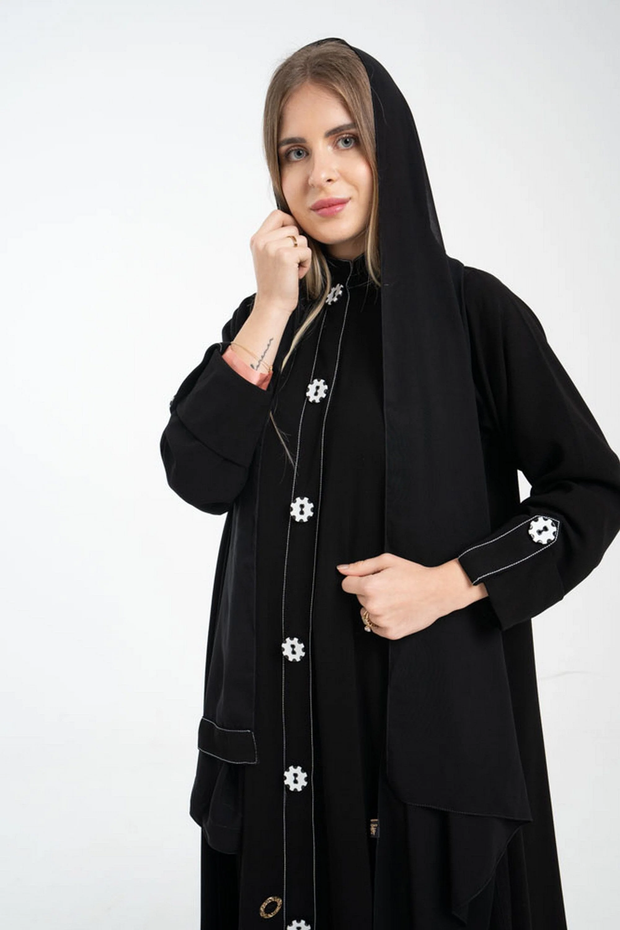 عباية سدة بأزرار كبيرة على شكل ورد كم طويل - Image 3