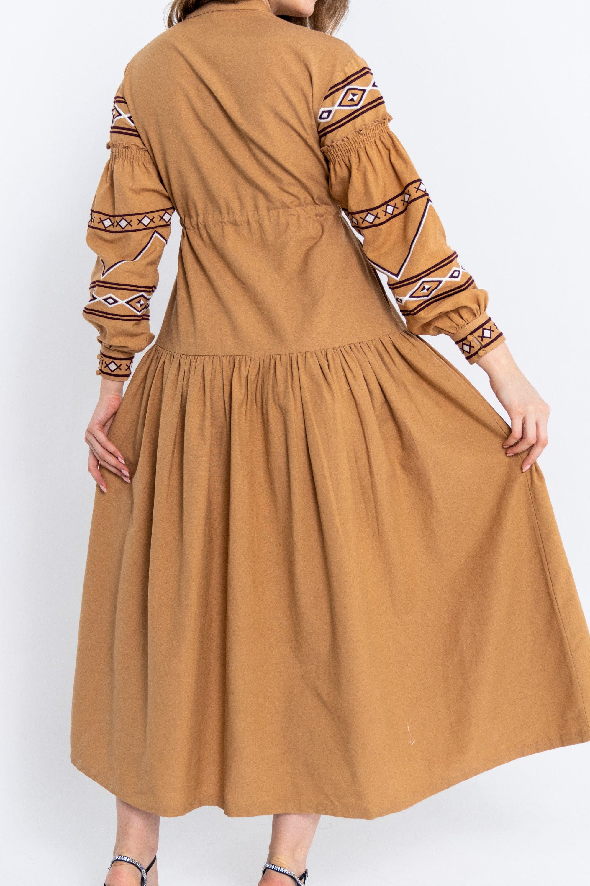 فستان نسائي بأكمام طويلة مزين بتطريز على الصدر - Image 4
