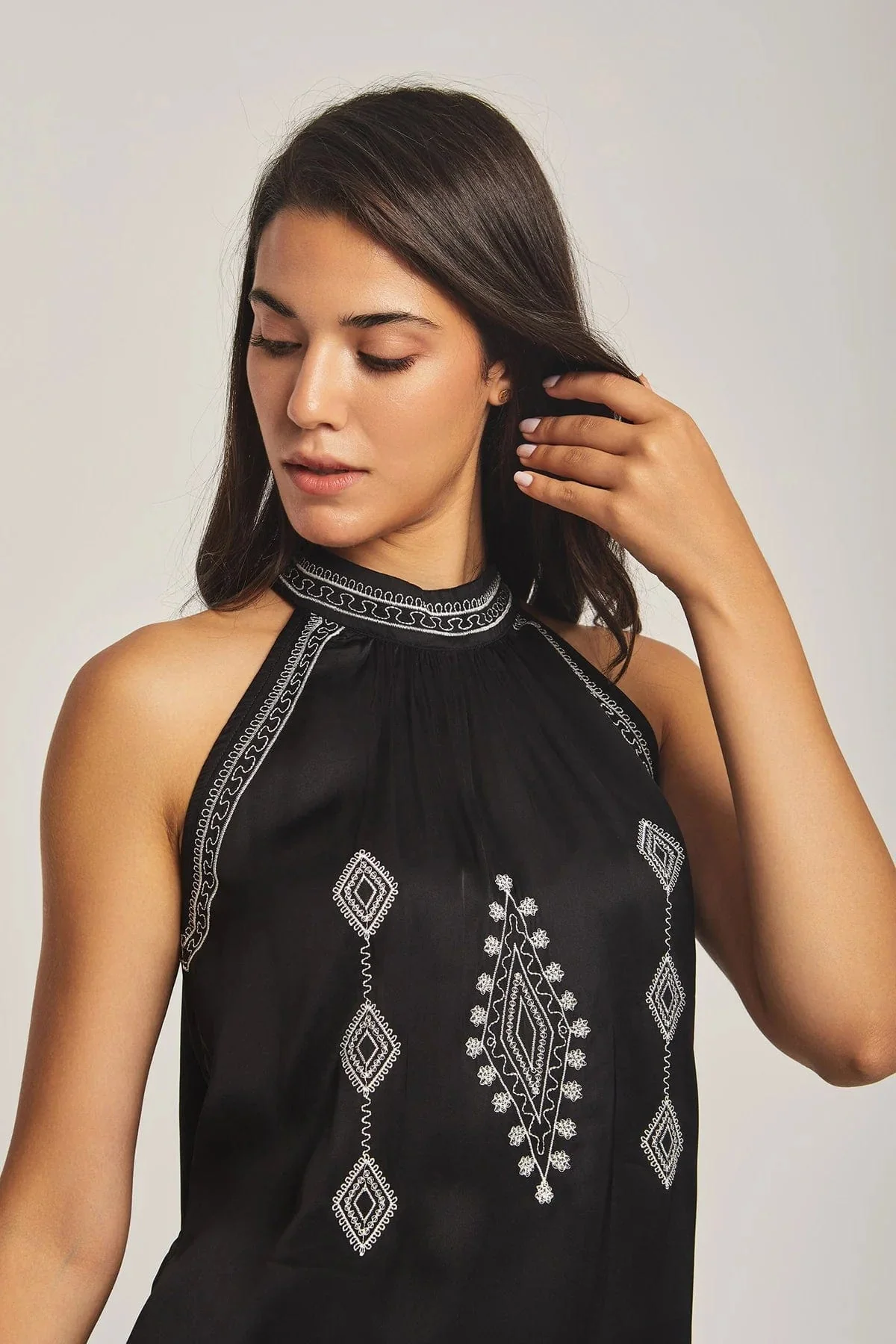 بلوزة نسائية بدون أكمام مطرزة - Image 4