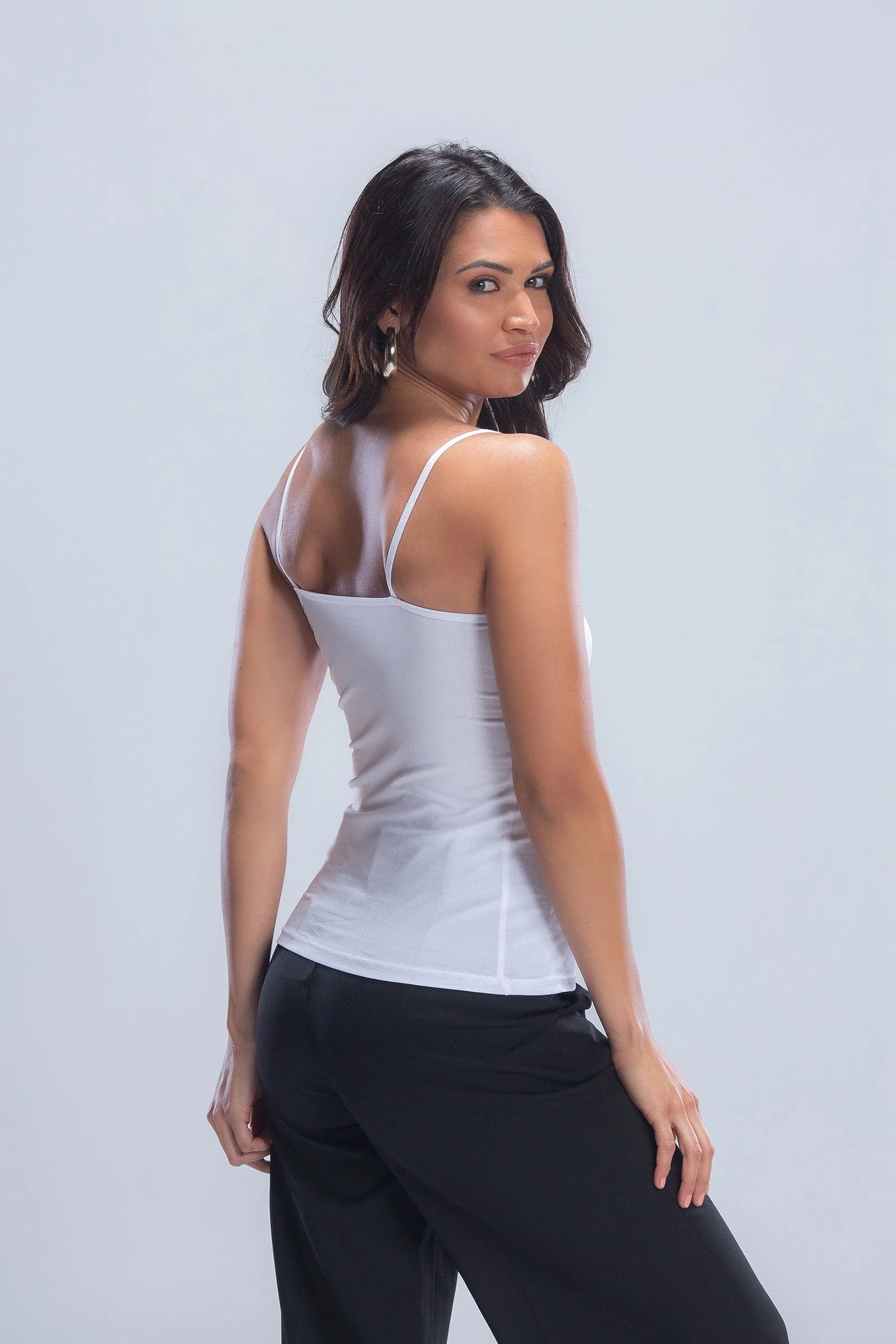 توب ضيق حريمي سادة بحمالات رفيعة - Image 3