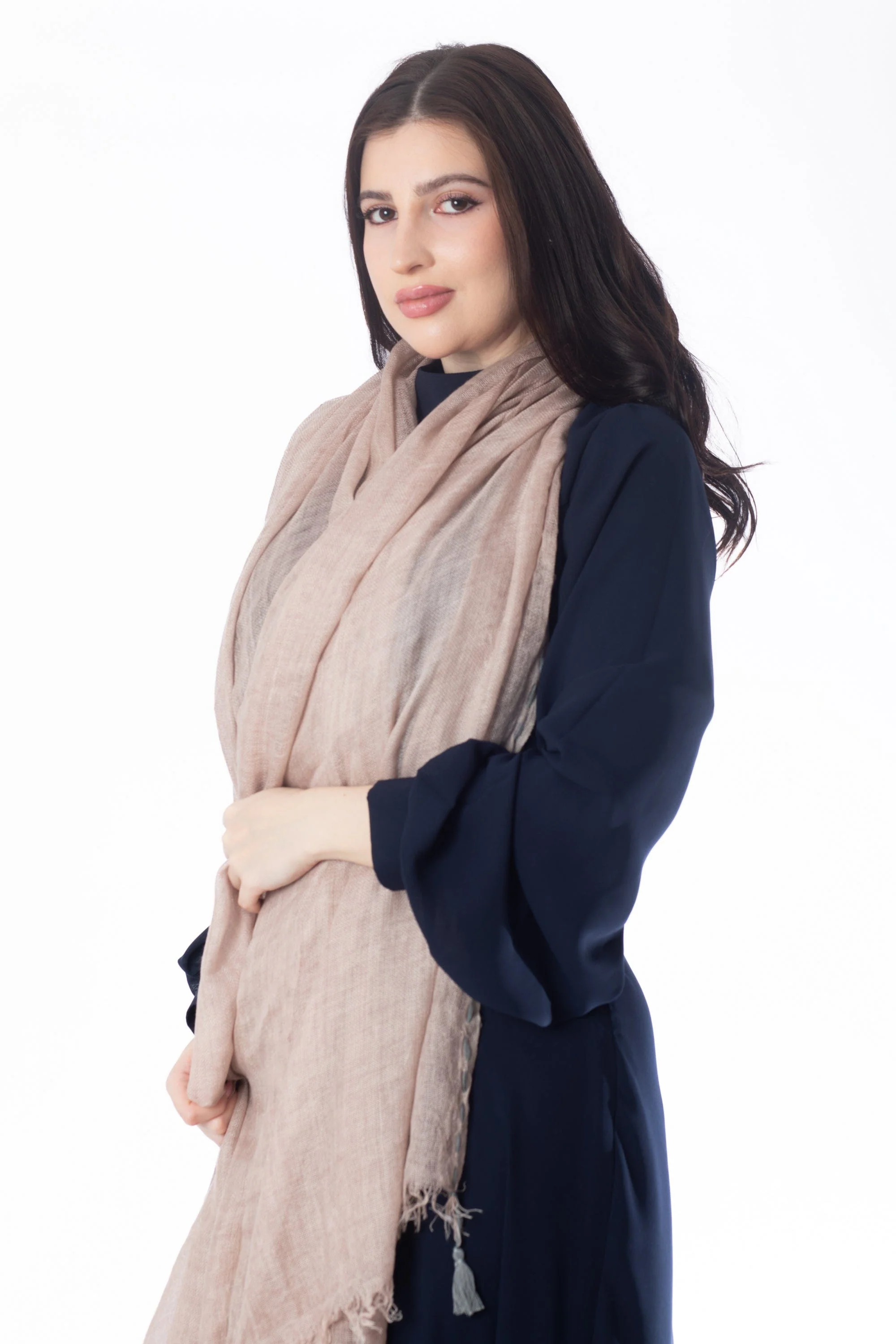 وشاح نسائي مزين بالخيوط بلون مختلف - Image 4