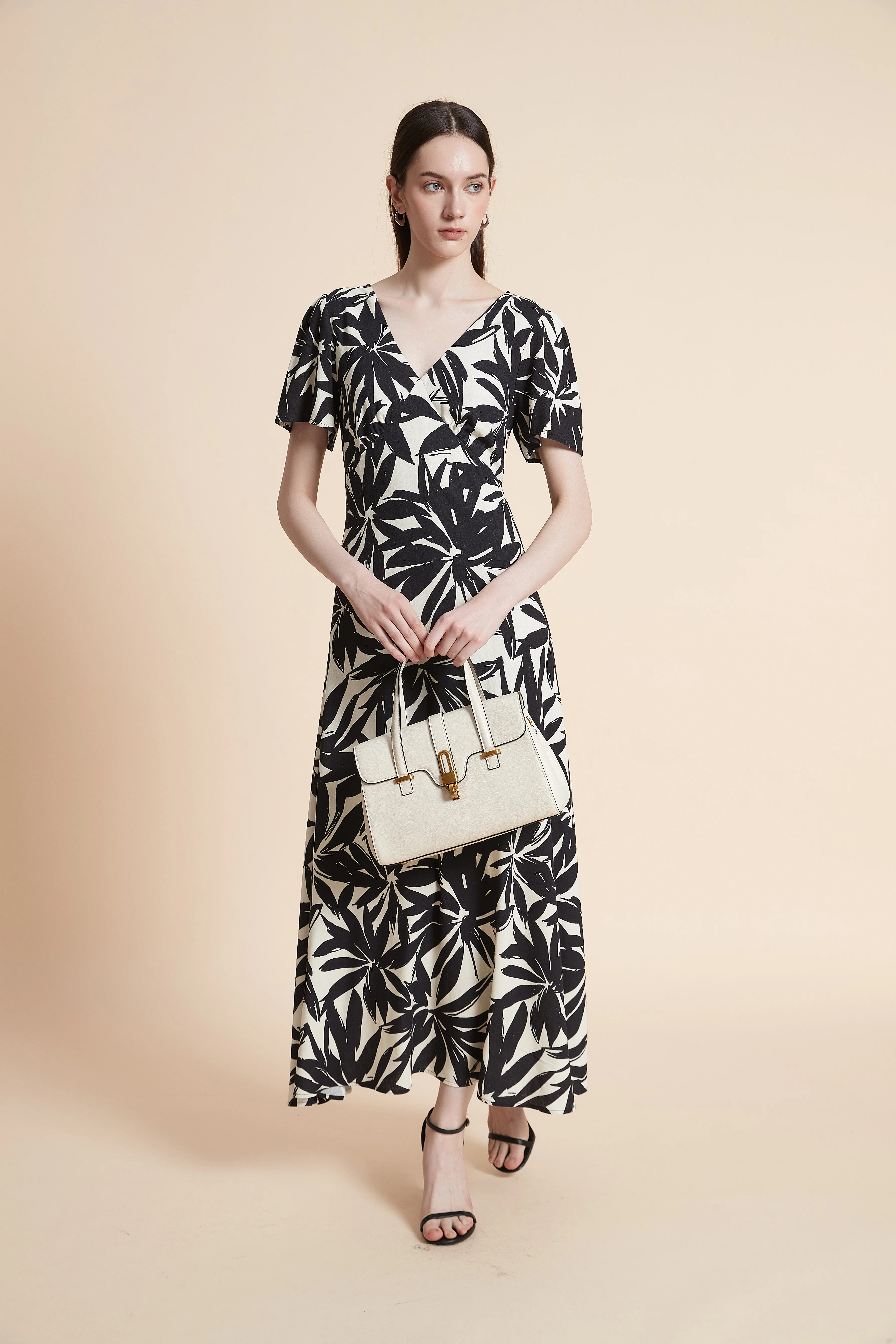 فستان ماكسي بأكمام قصيرة منقوش - Image 6