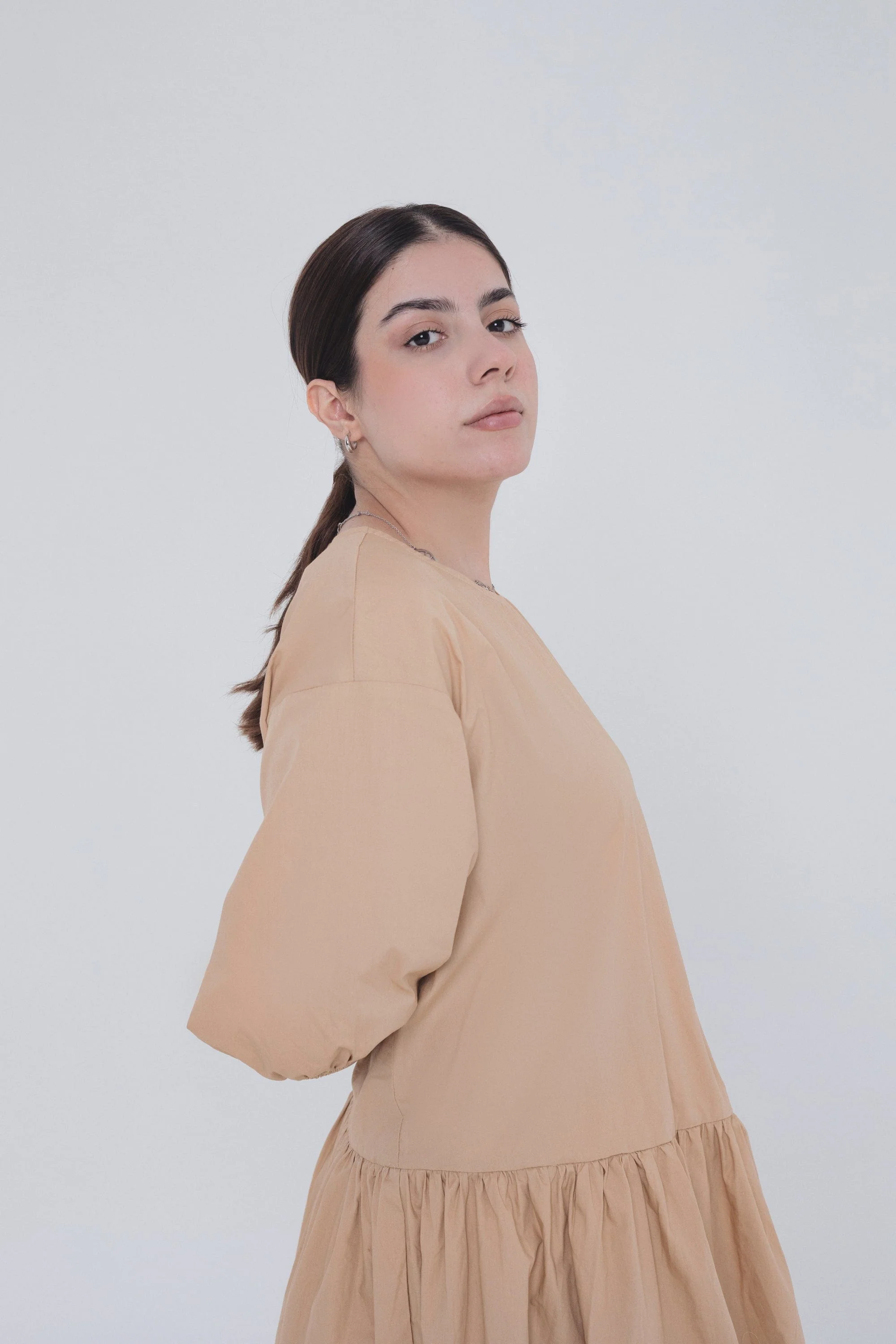 فستان ميدي سادة واسع بأكمام منفوخة قصيرة - Image 4