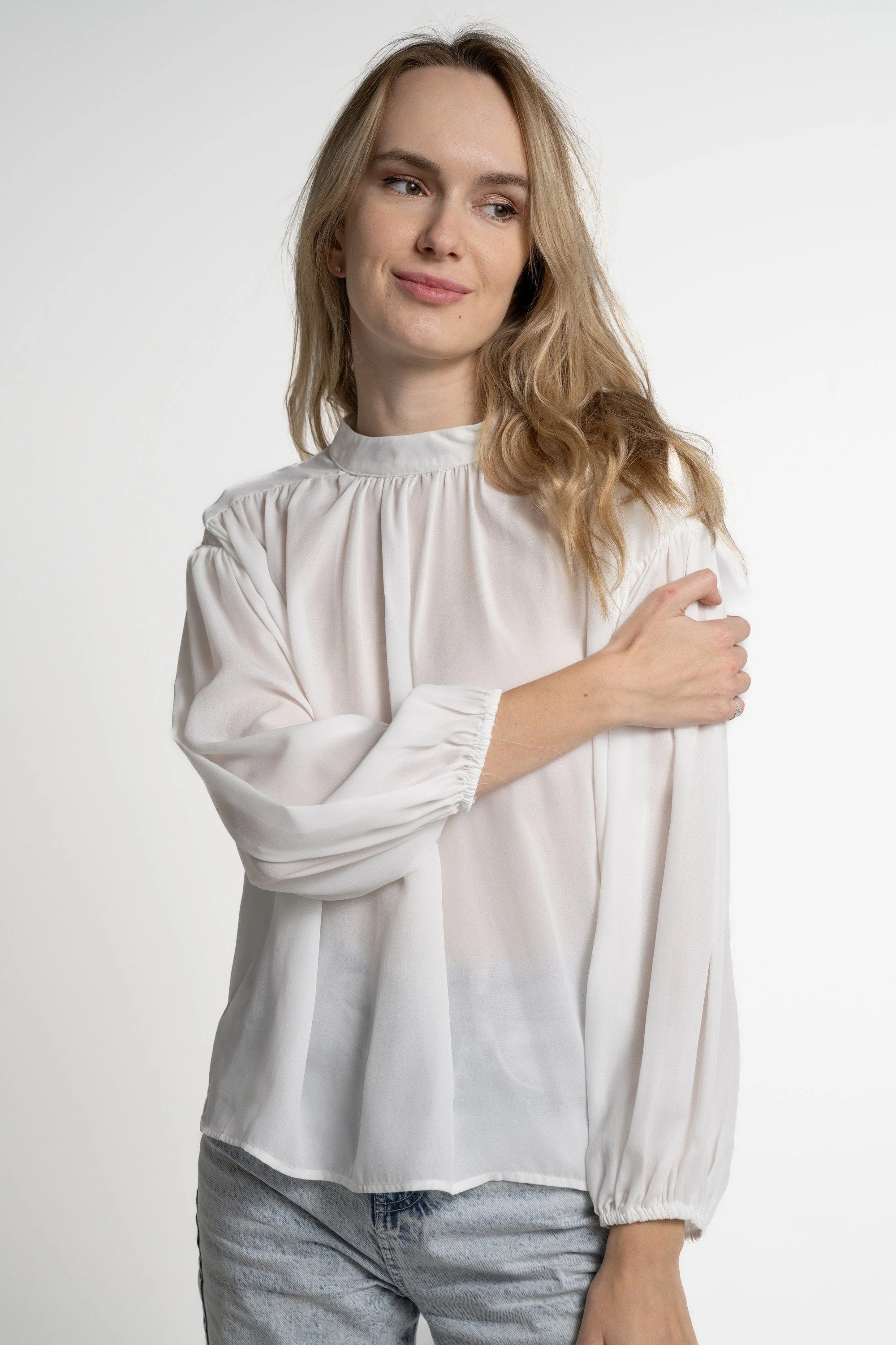 بلوزة بأكمام طويلة نسائية منفوخة سادة - Image 2