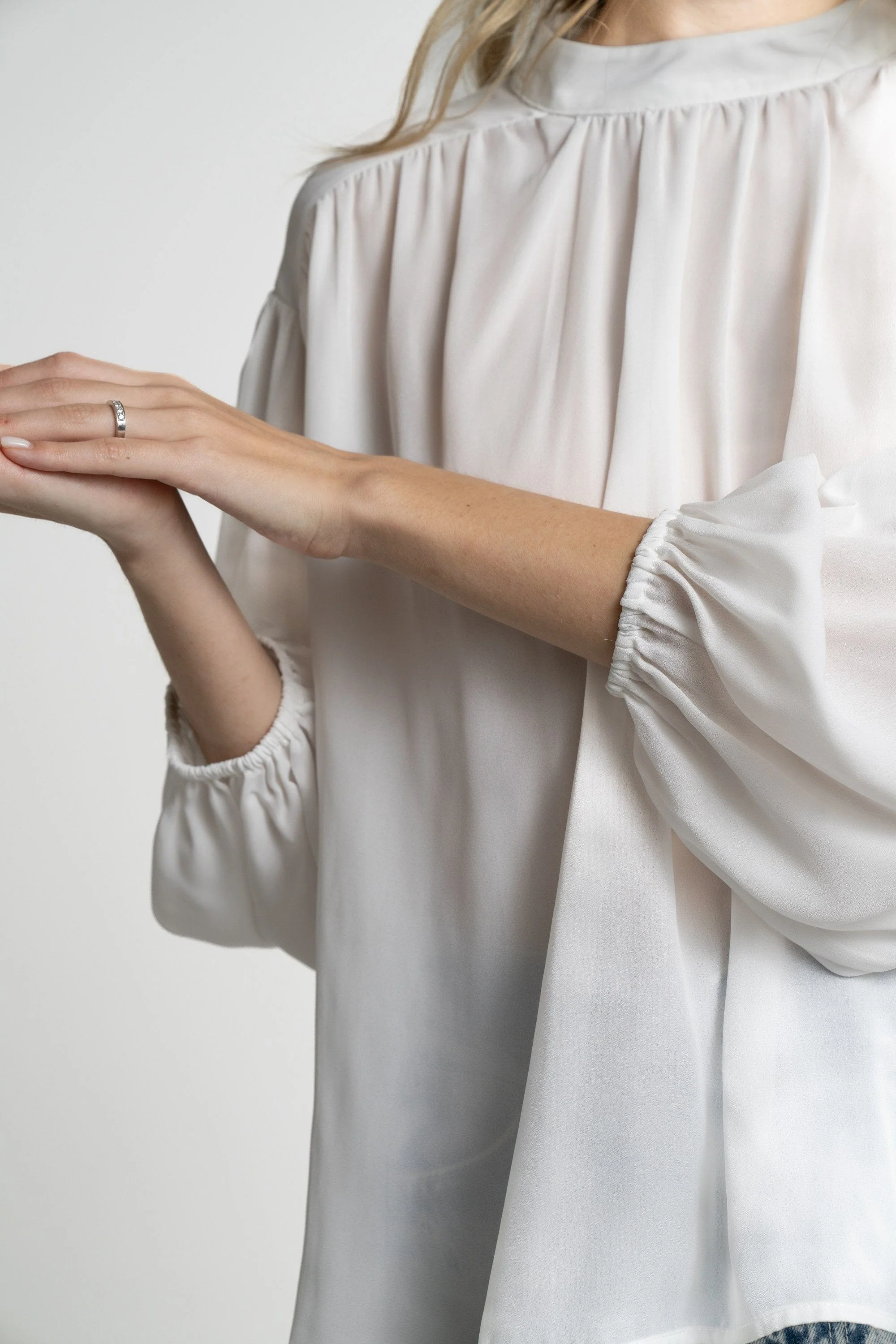 بلوزة بأكمام طويلة نسائية منفوخة سادة - Image 4