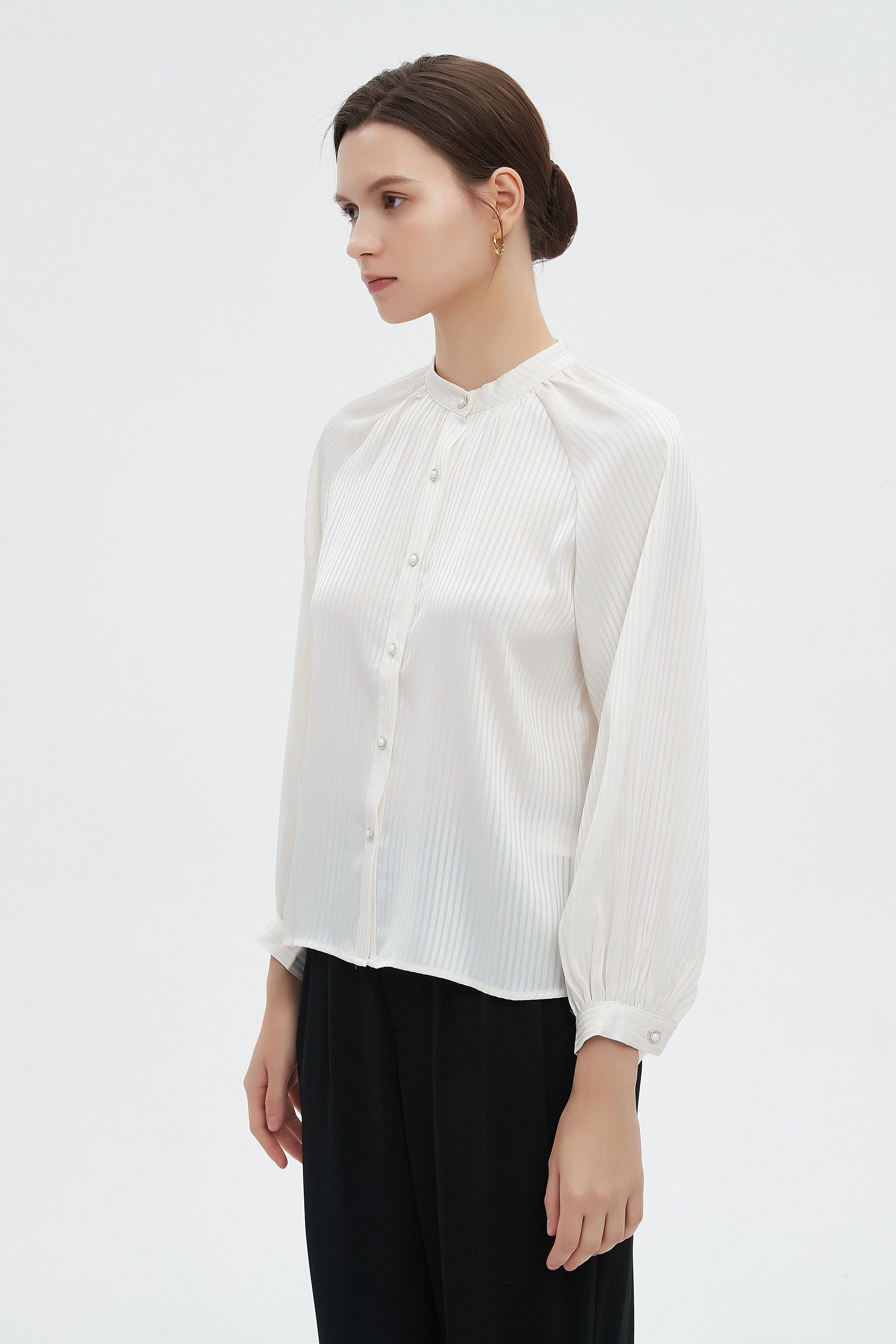 بلوزة طويلة نسائية بازرار أمامية وأكمام طويلة - Image 3