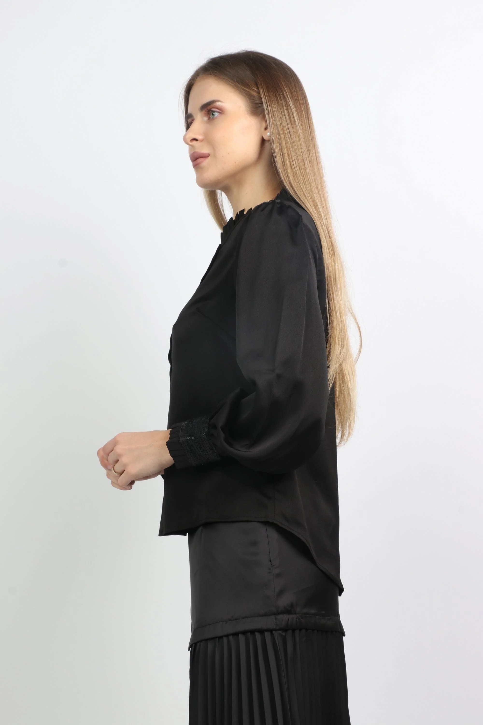 بلوزة كم طويل سادة بياقة مرتفعة - Image 5